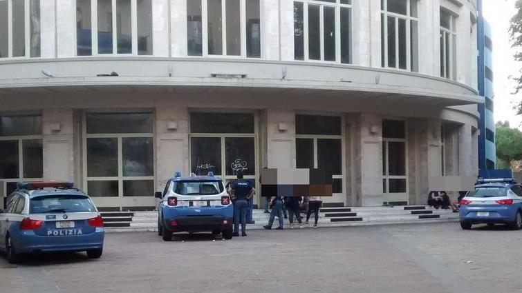 Ragazzini in bilico sulla balaustra, controlli della polizia all’Odeon