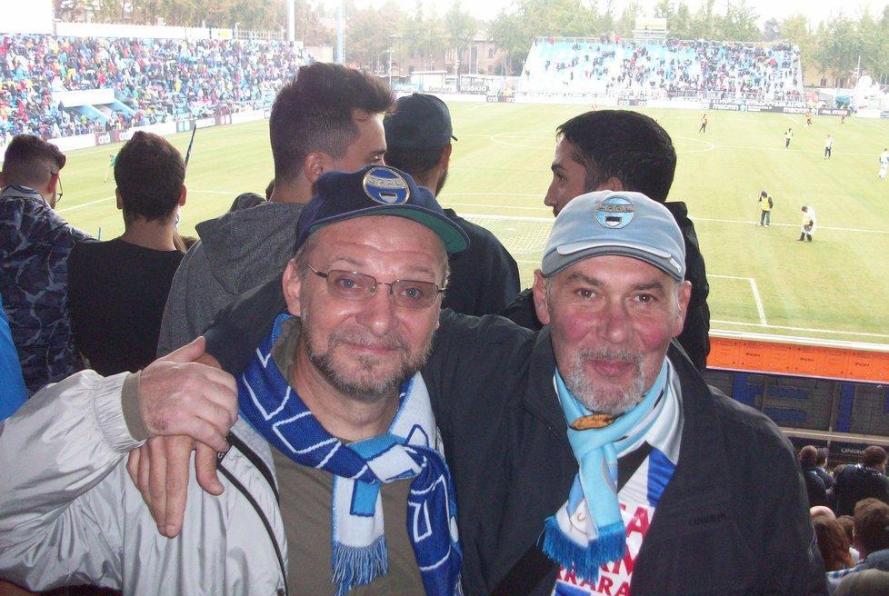 Foto, selfie e una vignetta per mostrare la propria fede