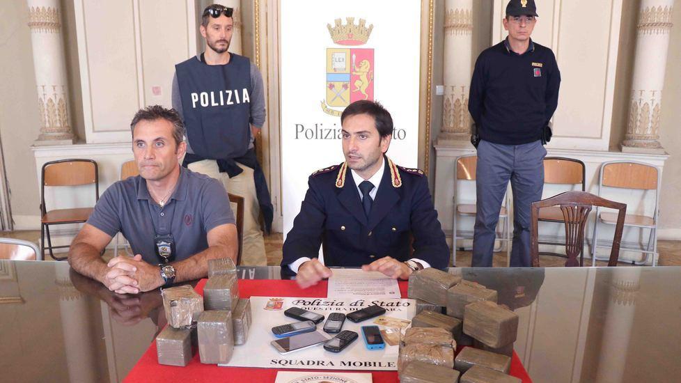 Nell’auto con i figli e 12 chili di hashish