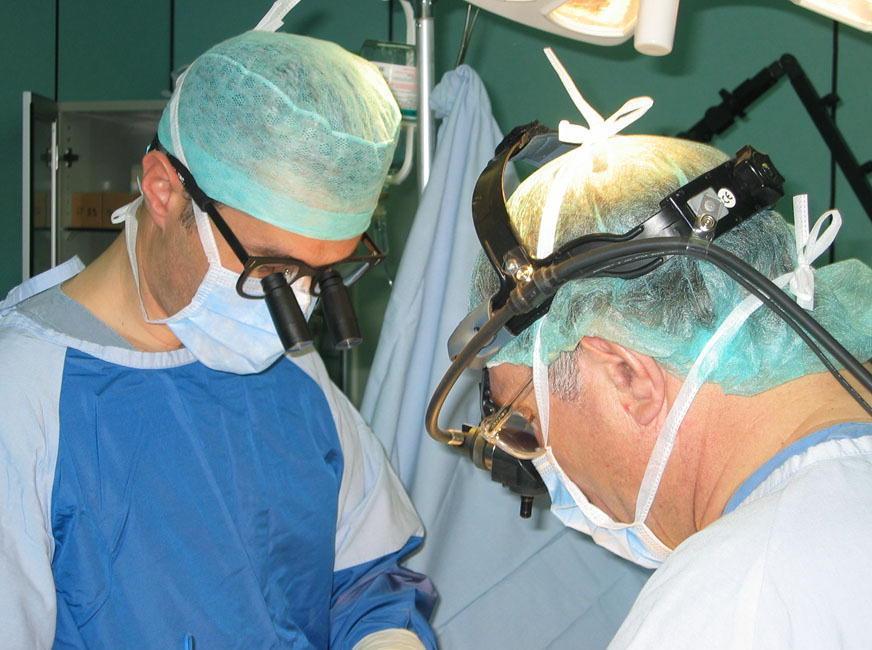 Ortopedia, saltano gli interventi: in un cartello le scuse dei medici 