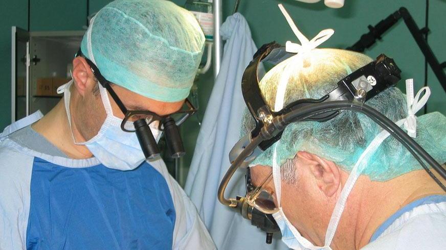 Ortopedia, saltano gli interventi: in un cartello le scuse dei medici