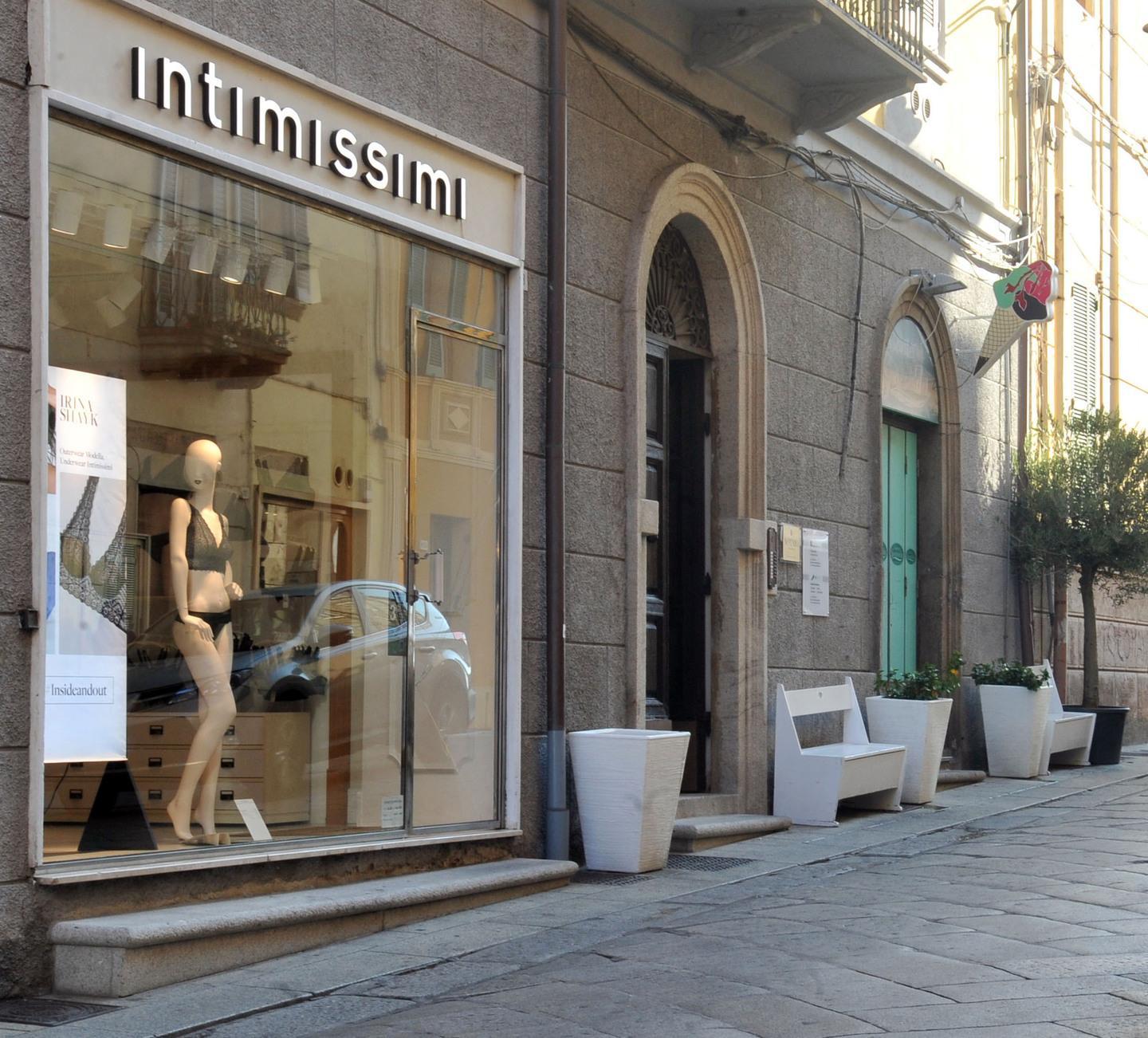 Rubano da “Intimissimi” scardinando l’ingresso 