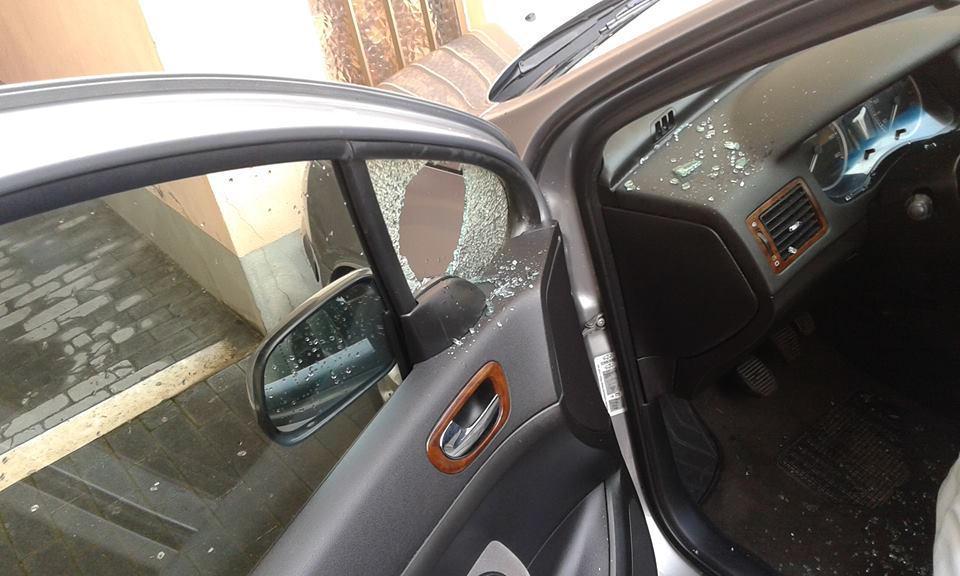 Un'auto danneggiata da un ladro (foto d'archivio)
