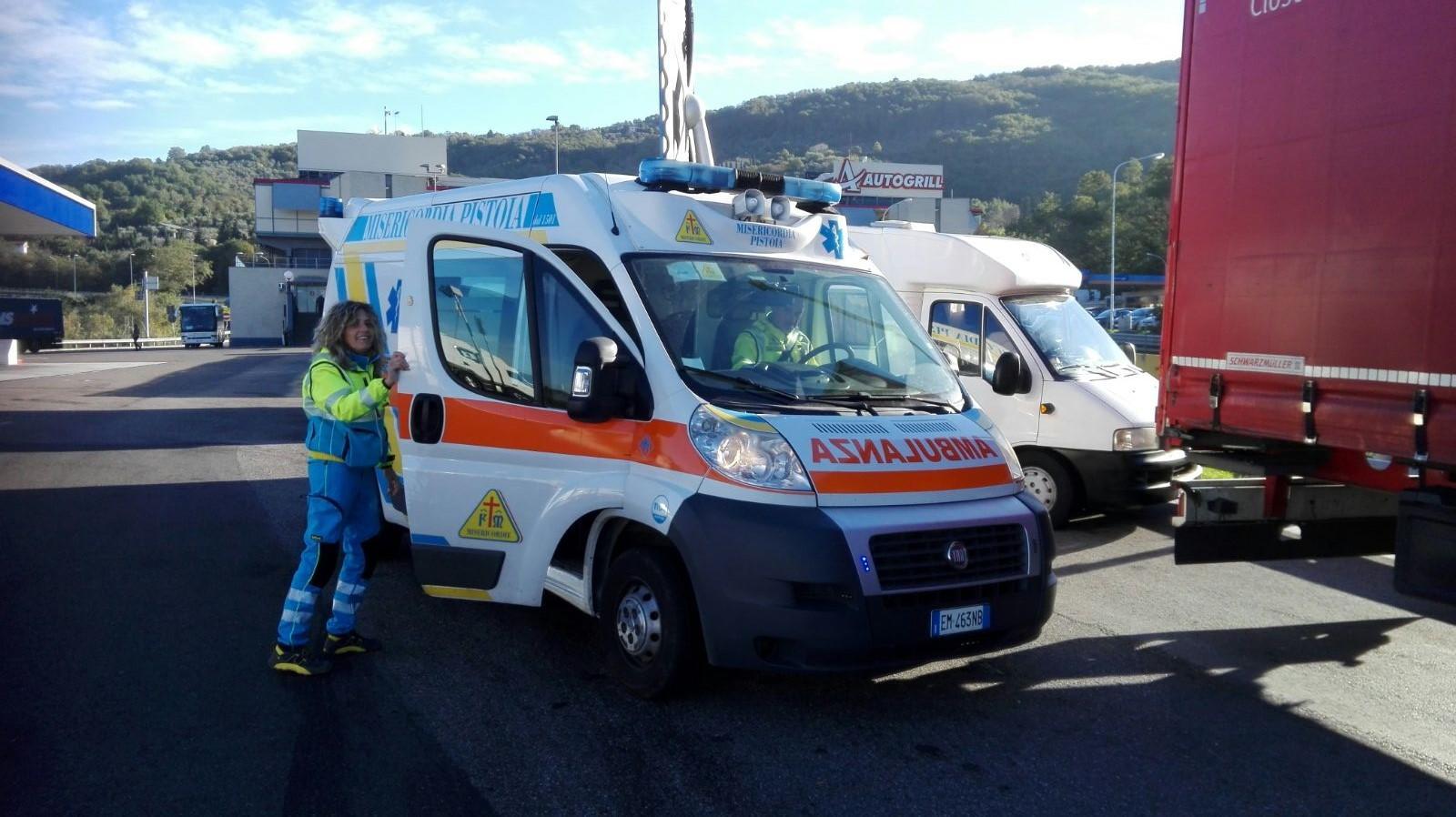 L'intervento dell'ambulanza della Misericordia di Pistoia all'Autogrill di Serravalle
