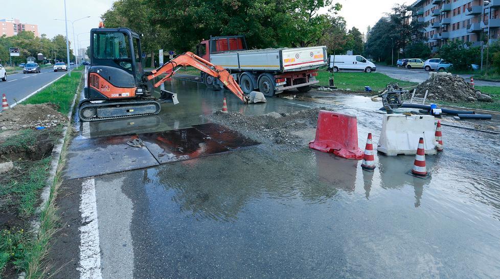 Modena: cantiere in via da Vinci, tubo rotto la strada è allagata 