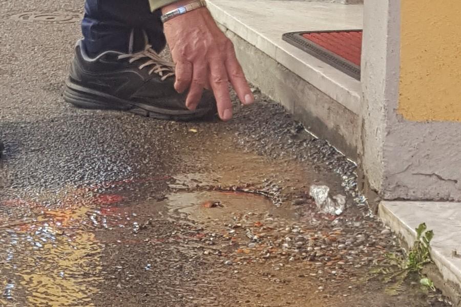 La perdita d'acqua in via Del Guardingo alla Querce