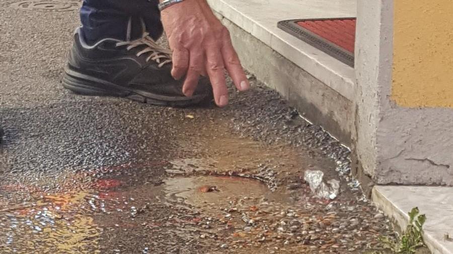 La perdita d'acqua in via Del Guardingo alla Querce