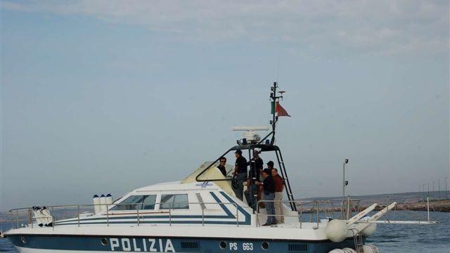 Un motovedetta della polizia