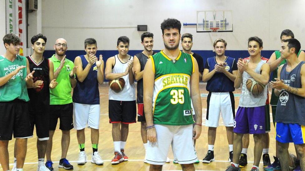 L’applauso dei compagni di squadra a Matteo durante l’allenamento di venerdì sera (foto Gori)