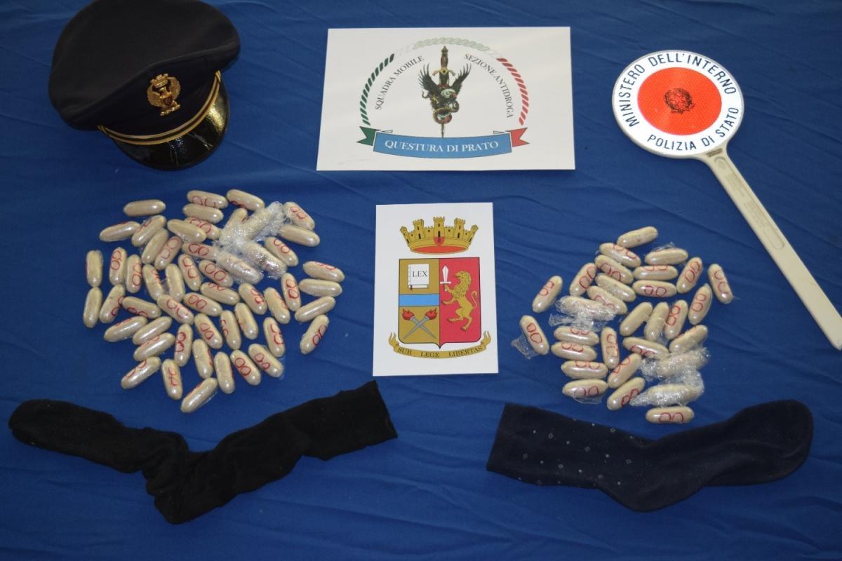 L'eroina (900 grammi) sequestrata dalla polizia coi calzini usati come involucro