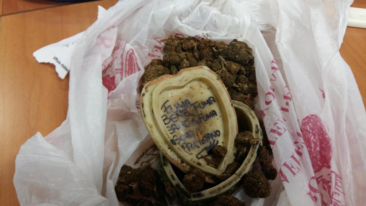 Il cofanetto a forma di cuore pieno di cime di marijuana che la coppia di spacciatori aveva in casa