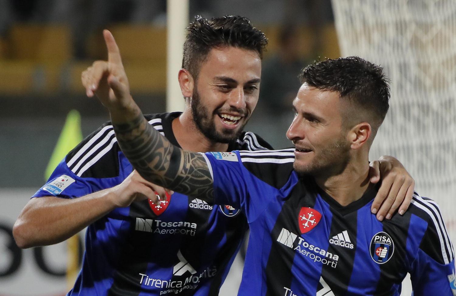 Maltese e Giannone festeggiano dopo il gol contro l'Arzachena (Muzzi) 