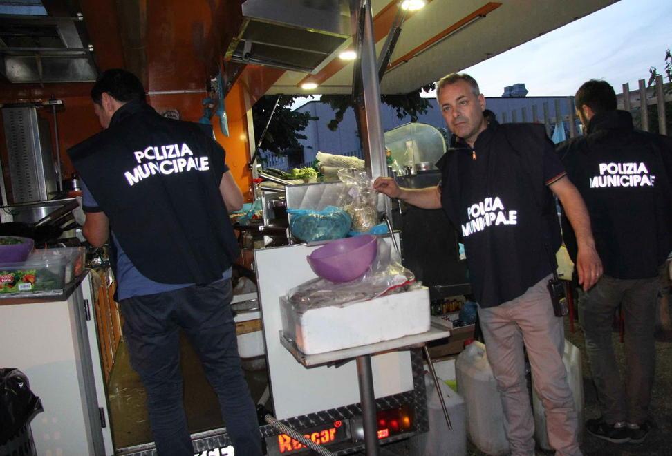 Capi di abbigliamento senza l’etichetta scatta il sequestro