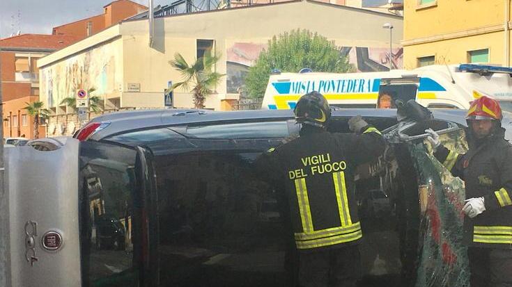 Auto ribaltata in via Dante Paura vicino alle scuole