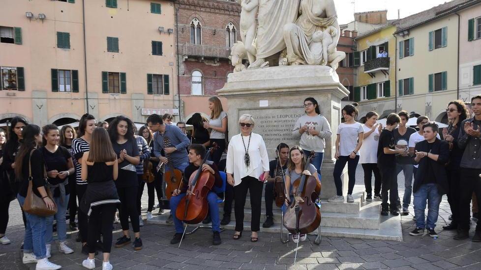 Tagli alla musica Flash mob sulle note di viola e violoncello