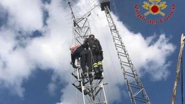 A 84 anni sospeso a dieci metri