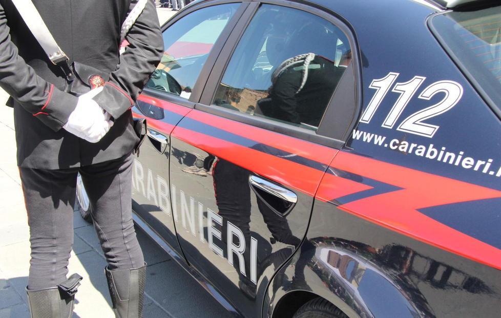 Minaccia il gestore del bar con la bottiglia 