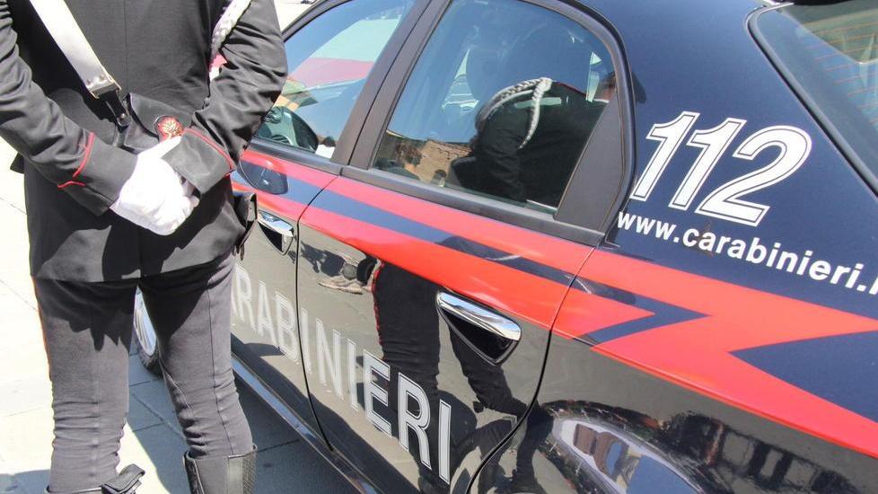 Minaccia il gestore del bar con la bottiglia