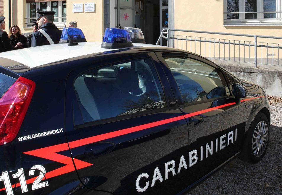 Costringe la madre a portarlo a drogarsi 