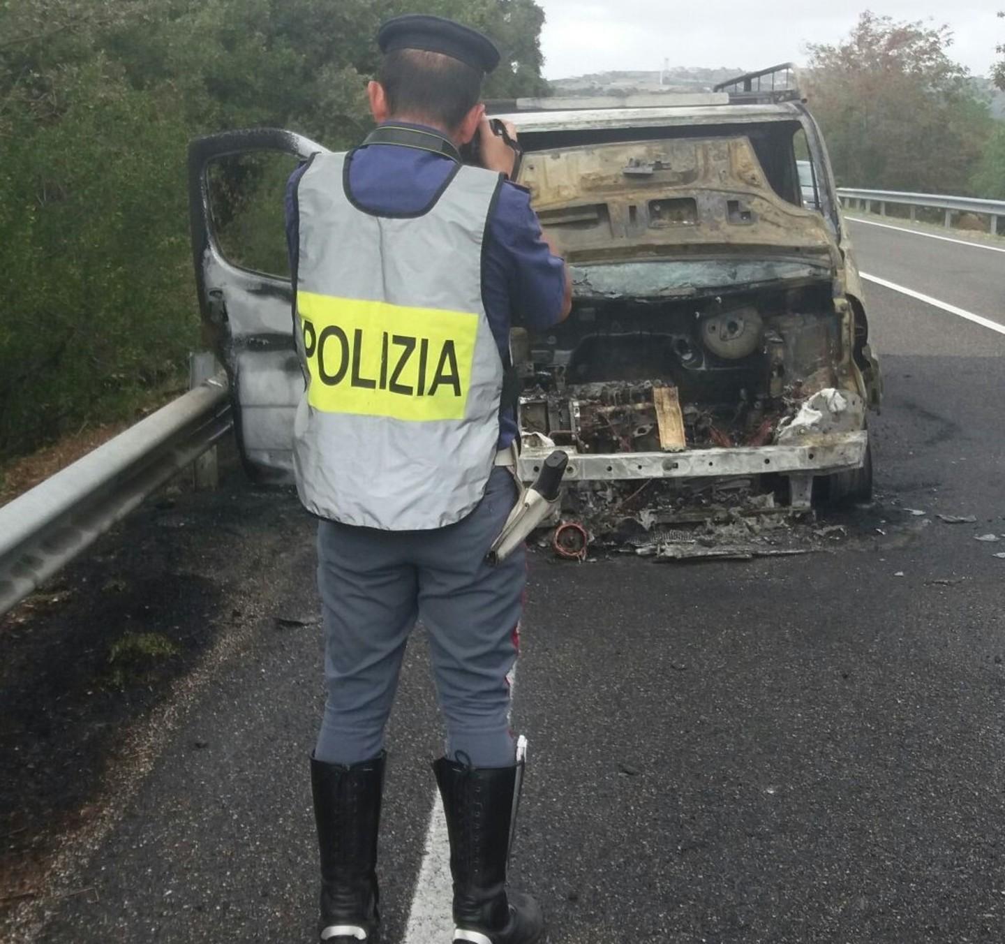 Furgone in fiamme, autista in salvo