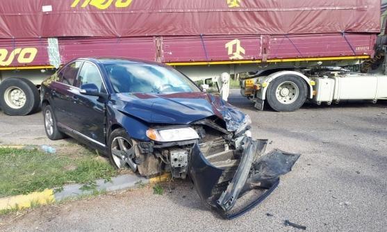 Sconto auto-camion, ferite 2 donne