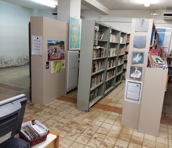 Biblioteca rionale chiusa per infiltrazioni di acqua 