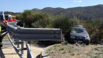 Fiat Punto sfonda il guard rail ed esce fuori strada: 25enne in prognosi riservata 