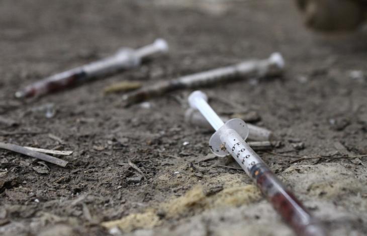 Siringhe a terra, un simbolo del dramma della droga