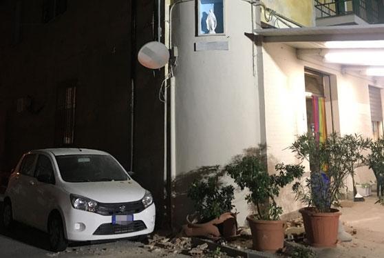 Si stacca un pezzo di cornicione dal palazzo del circolo 