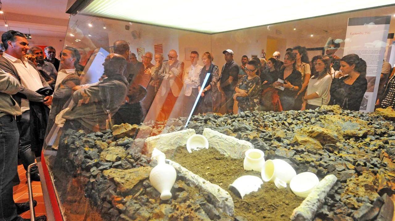 Un momento dell’inaugurazione della mostra con il corredo della bambina (foto Paolo Barlettani)