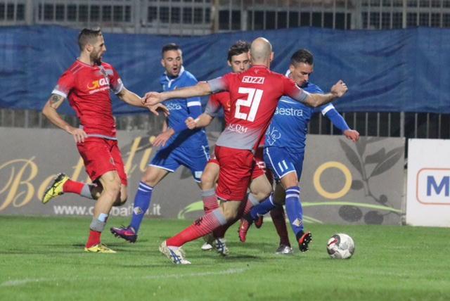 Un'azione di gioco tra Prato e Alessandria
