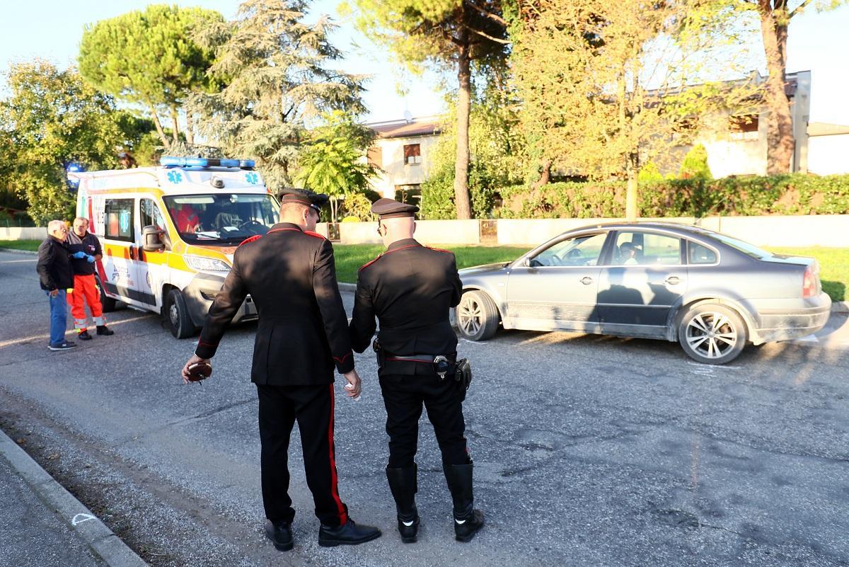 Investita da un'auto mentre torna torna a casa in bicicletta 
