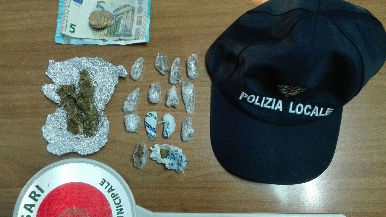 La droga sequestrata dai vigili urbani a Sassari