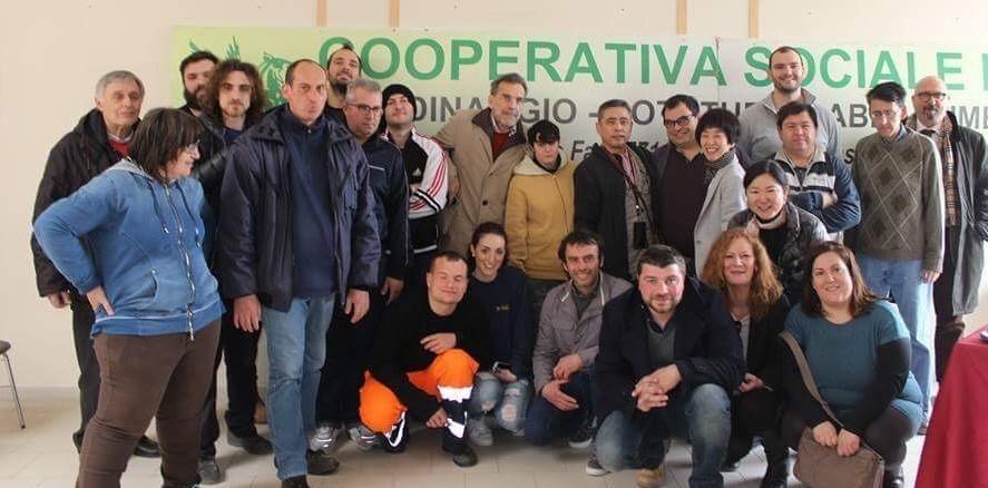 Alcuni fondatori della cooperativa Pegaso con un gruppo di ragazzi disabili