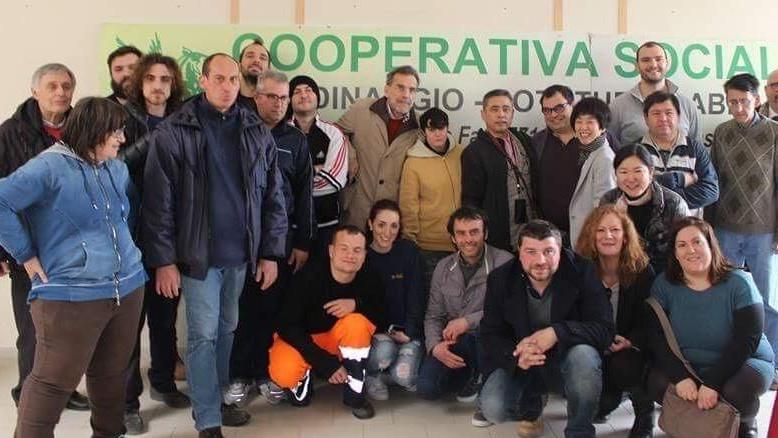 Alcuni fondatori della cooperativa Pegaso con un gruppo di ragazzi disabili