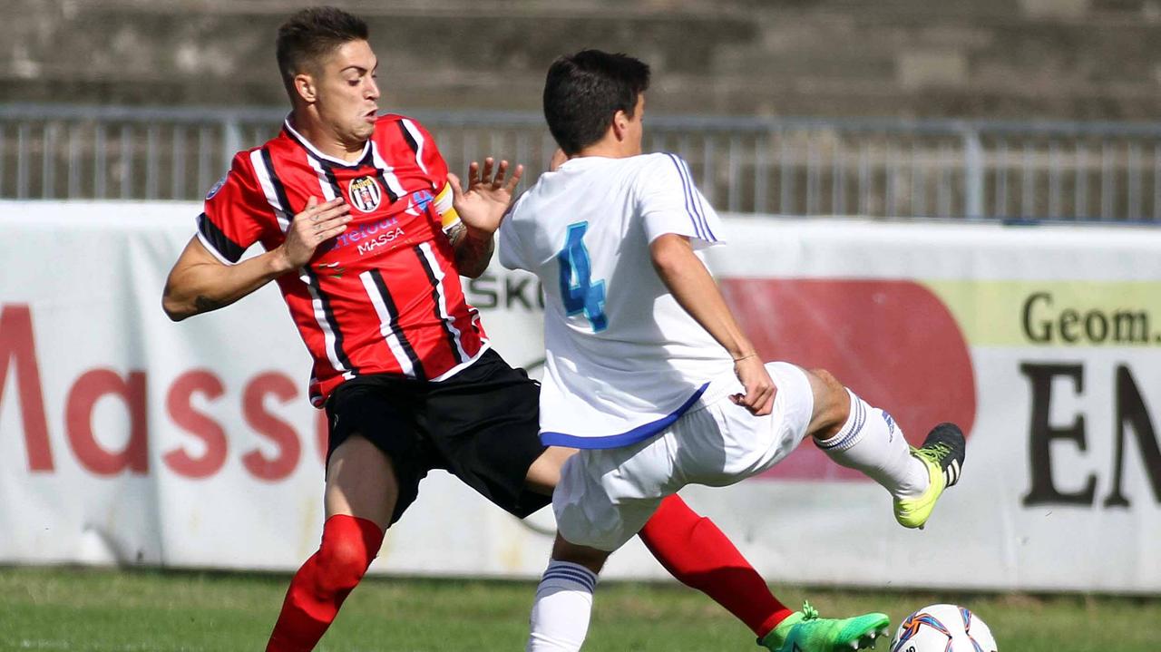 Un momento di gioco di Massese-Seravezza (foto Cuffaro)