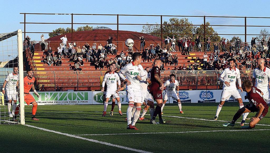 Il gol di testa in torsione di Risaliti per il 2-0 del Pontedera sul Piacenza (Foto Franco Silvi)