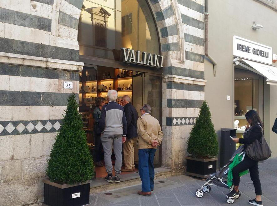 Ha riaperto i battenti lo storico Caffè Valiani 