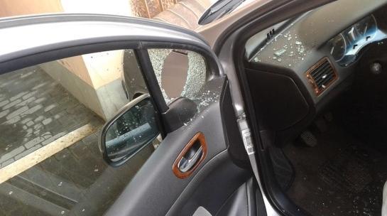Ruba sulle auto e offende il giudice 