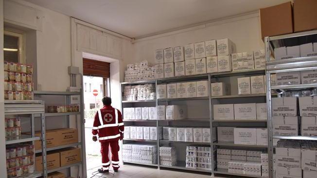 Alimenti ai bisognosi da un magazzino della Croce Rossa