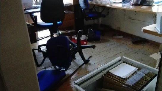 Aperto un buco nella parete razziata la sede dei volontari