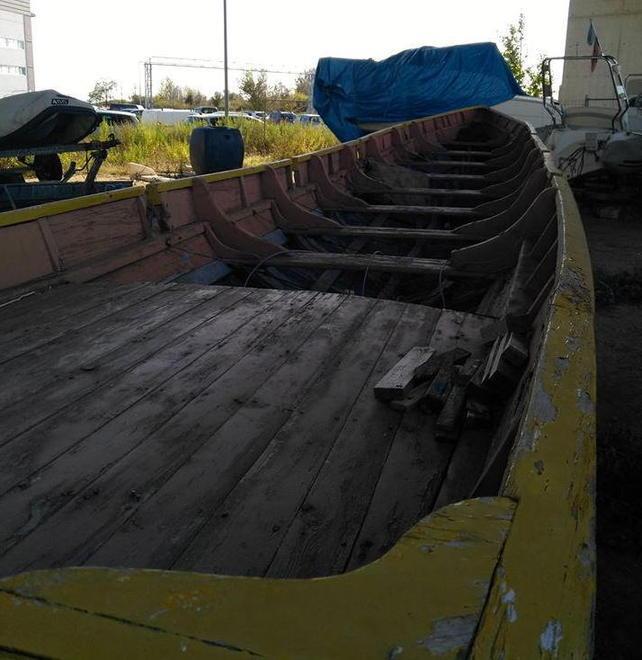 La storica barca delle Regate sotto un cavalcavia 