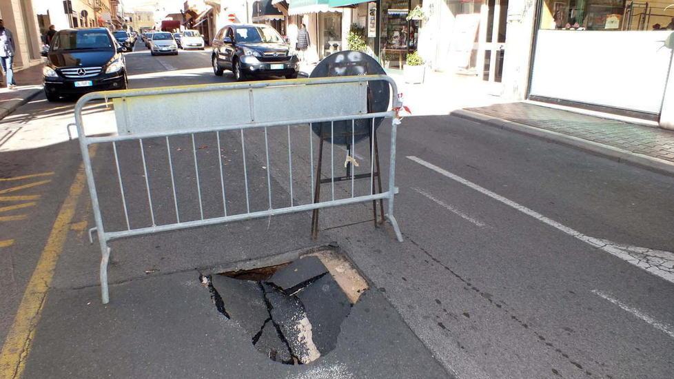 Grossa buca in via Lombroso