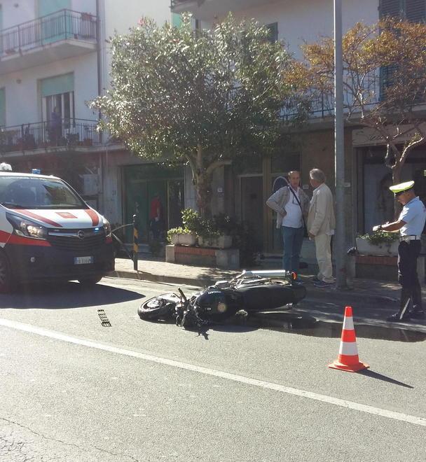 In moto contro un’auto grave dopo lo schianto 
