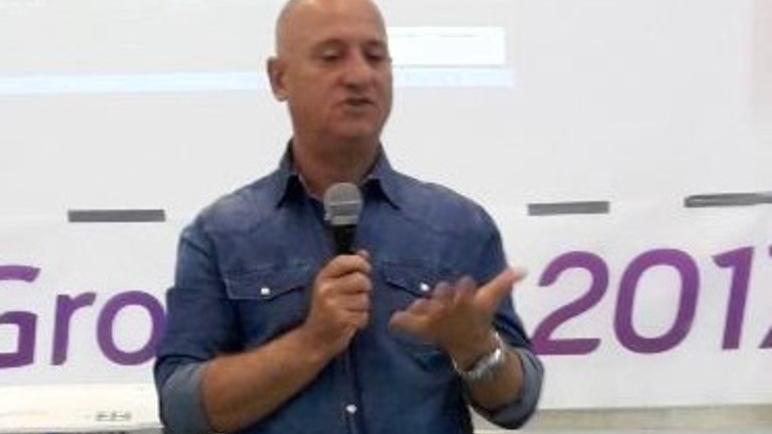 Gli studenti incantati dall’agente di Falcone