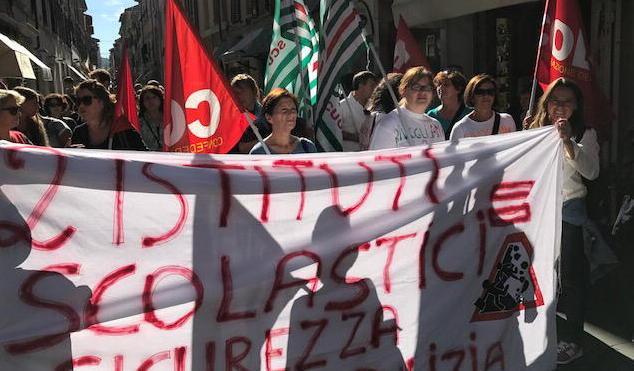 Genitori e insegnanti sfilano contro il Comune 