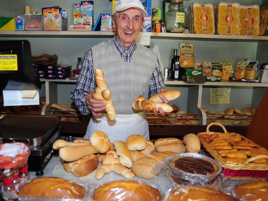 Moncerrato di Prignano: Forno Monti. Emanuele sforna bontà da 61 anni 