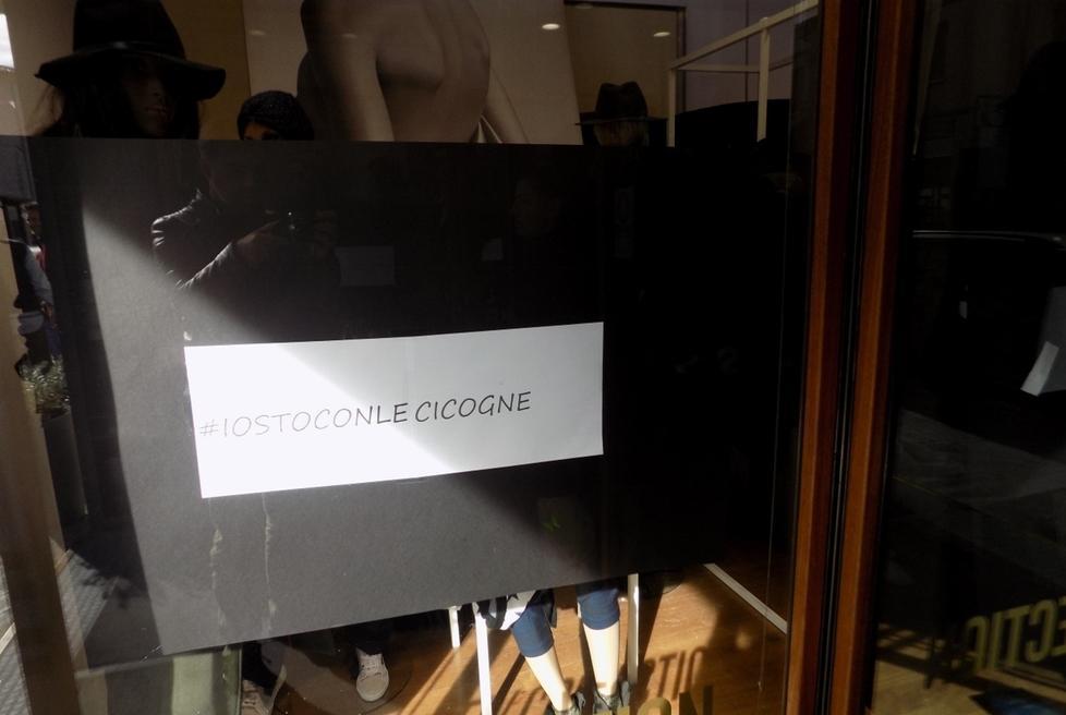 L’intero capoluogo listato a lutto dalla scritta “iostoconlecicogne”
