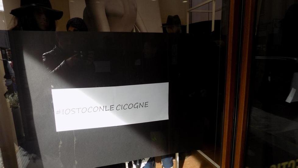 L’intero capoluogo listato a lutto dalla scritta “iostoconlecicogne”