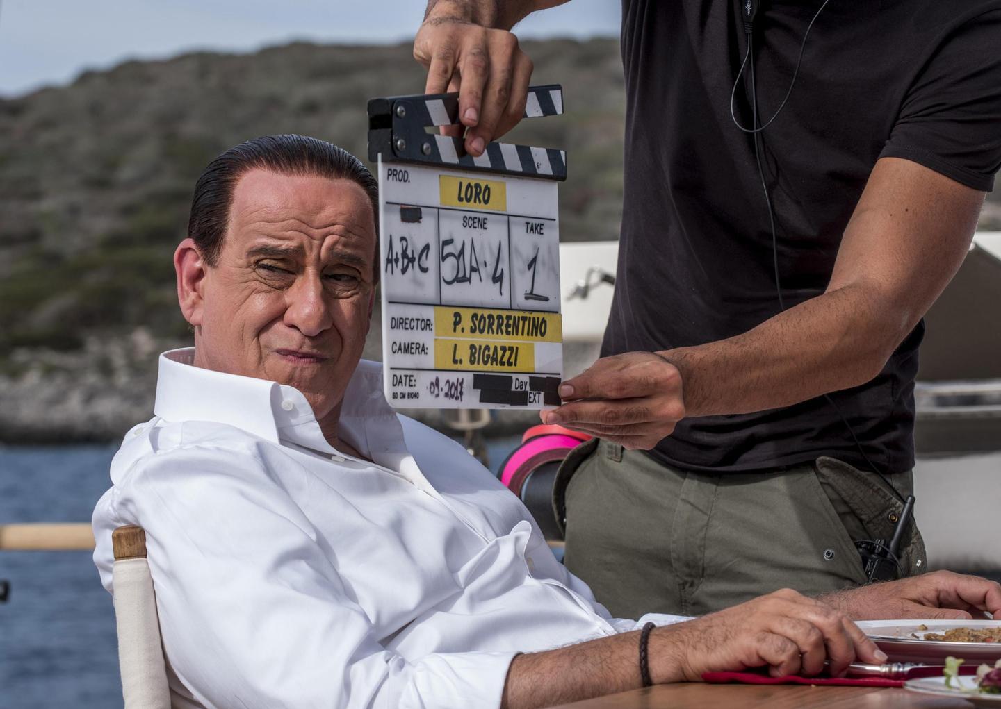 La prima foto di Toni Servillo nei panni di Silvio Berlusconi